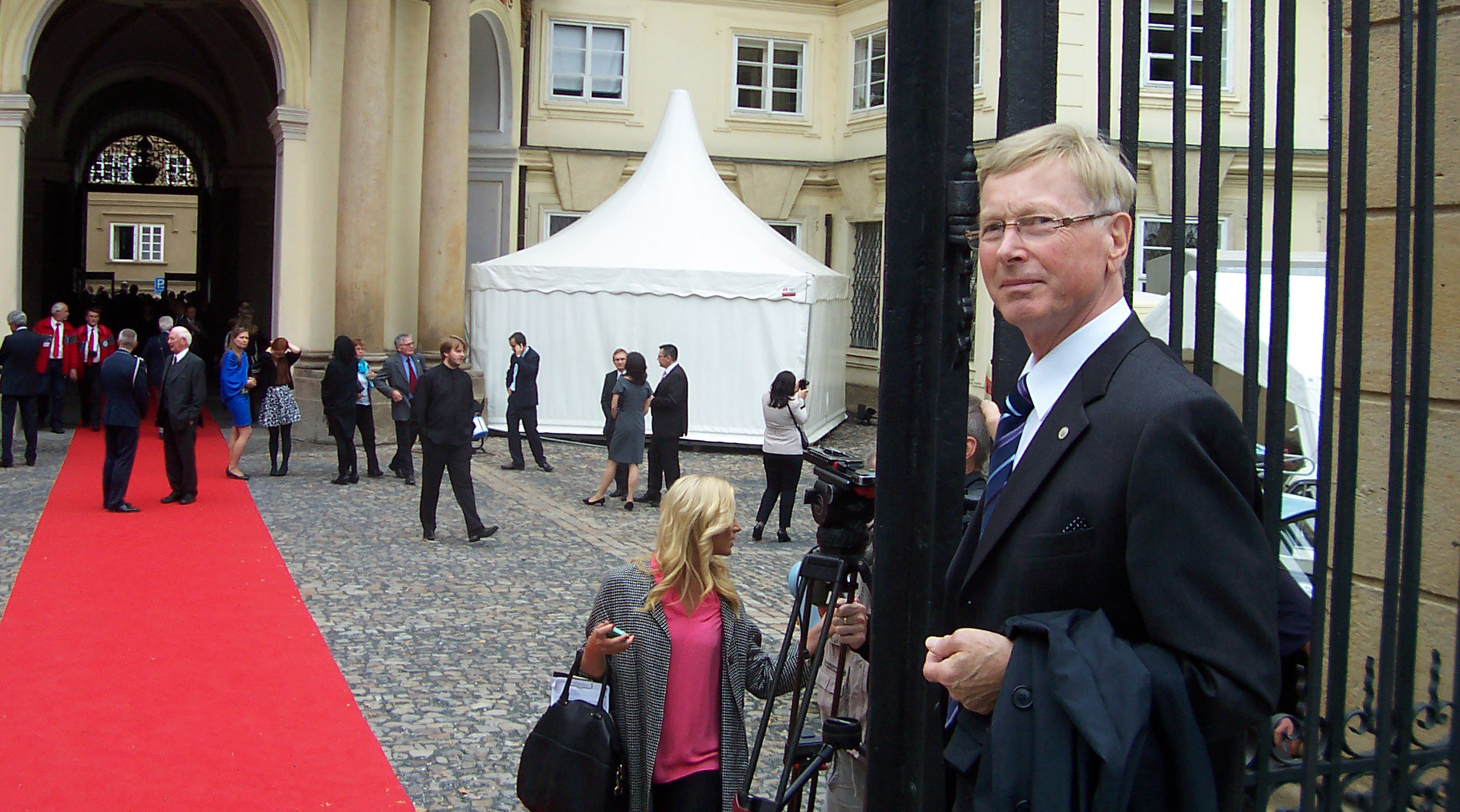 Am-Eingang-zur-Deutschen-Botschaft-in-Prag